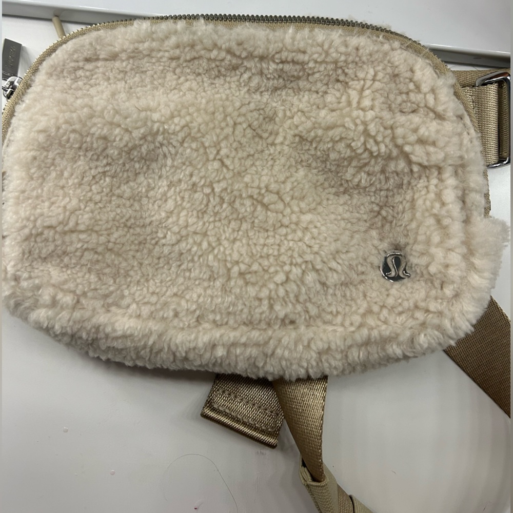 Lululemon NWT Everywhere Belt Bag Fleece
